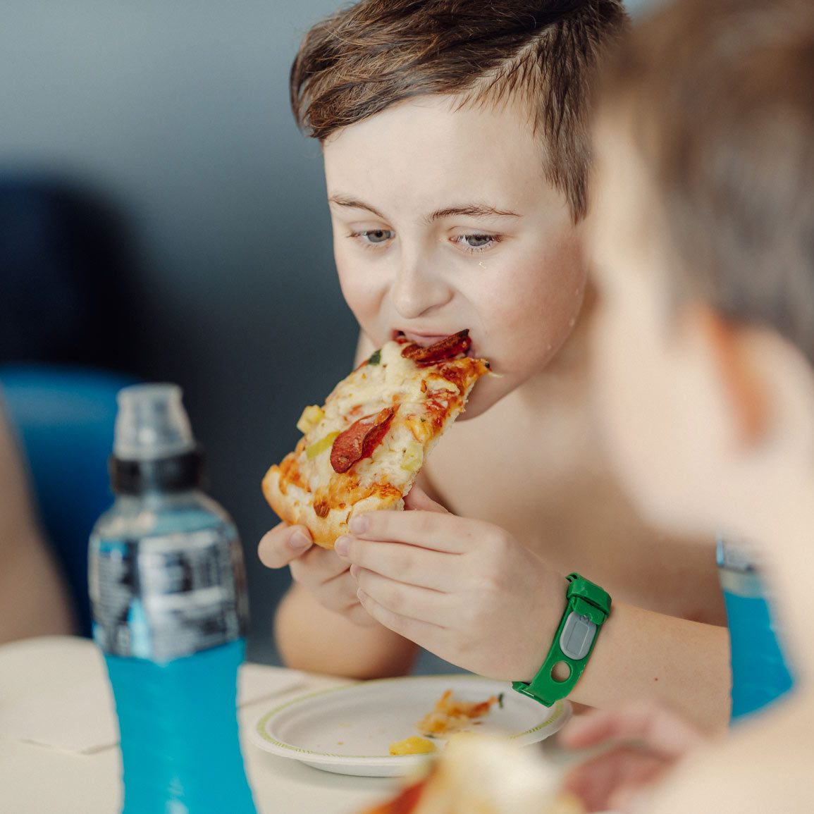 Barn som spiser pizza
